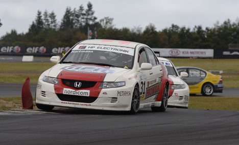 Med 29 biler på banen i Danish Touringcar Championship – her Hans Hartmann, Herning – bliver der masser af action at se på for de hen ved 20.000 tilskuere, som forventes på FDM Jyllandsringen søndag.